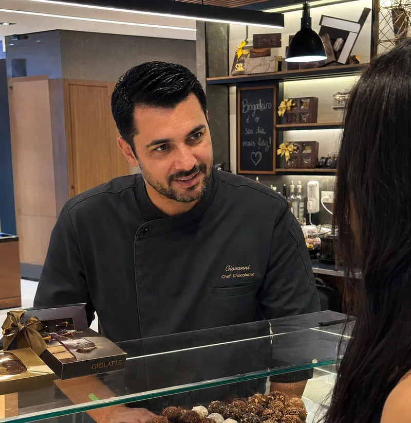 Chef Giovanni atendendo cliente em sua chocolateria
